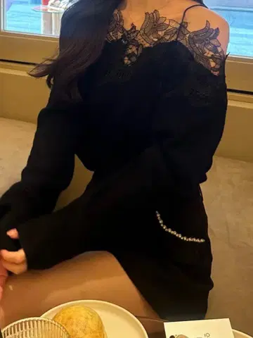 MONAMOUR 레이스 오프 숄더 니트 탑