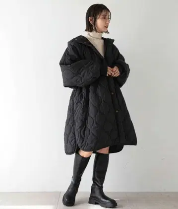 렉탱글 블랙 퀼팅 플레어 롱 코트