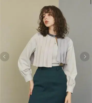 UNITED TOKYO 슬라이드 프론트 플리츠 블라우스