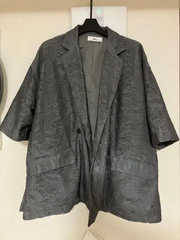 그레이 레이스 무늬 숏 슬리브 자켓