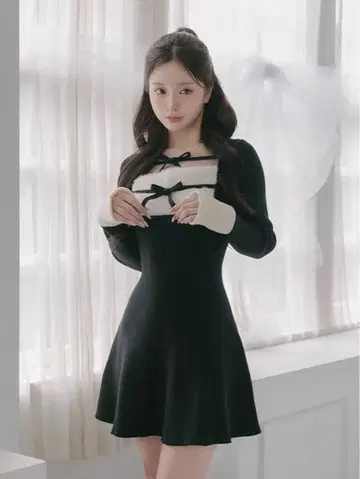 다리치 리본 퍼 플레어 니트 미니 원피스