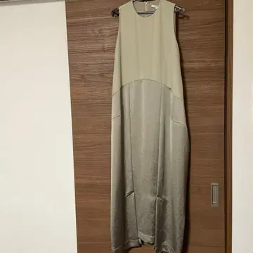 아웃스탠딩 슬리브리스 롱 원피스 베이지