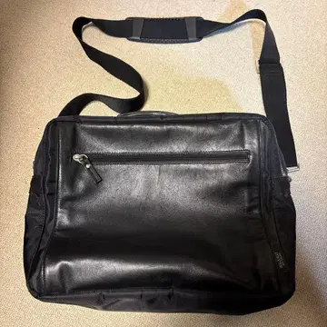 블랙 숄더백 가죽과 나일론