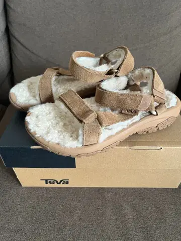 Teva 복슬복슬 샌들 23cm