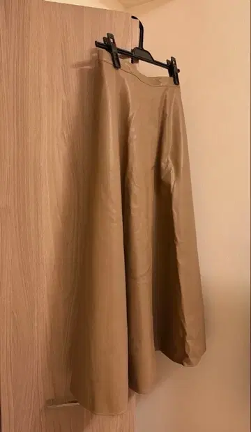 베이지 합성 피혁 플레어 롱 스커트