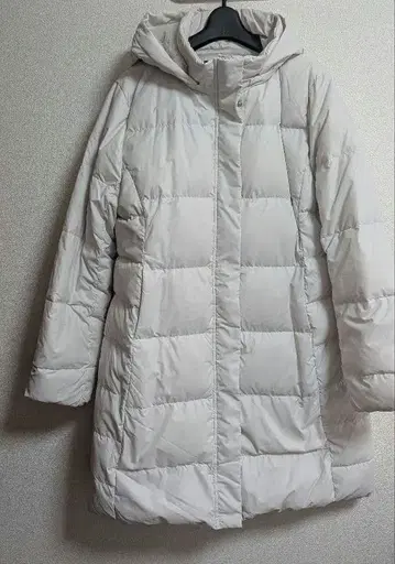 화이트 후드 부착 퀼팅 다운 자켓