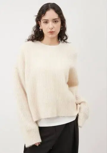 Mila Owen 알파카 혼방 로우 게이지 V넥 니트