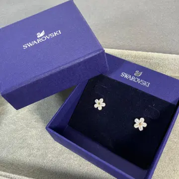 [ 박스 포함 ] SWAROVSKI Tough 스터드 플라워 귀걸이