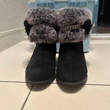 퍼 달린 블랙 스웨이드 어그 부츠