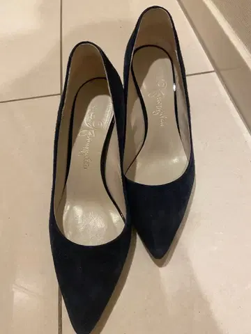 긴자 카네마츠 네이비 펌프스