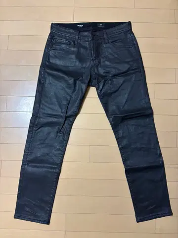 슬림핏 블랙 데님 팬츠