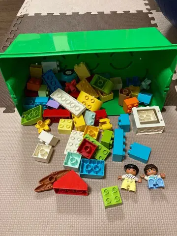 LEGO 블록 세트와 피규어 2개