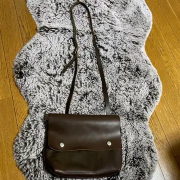 MHL. TOUGH LEATHER 숄더백