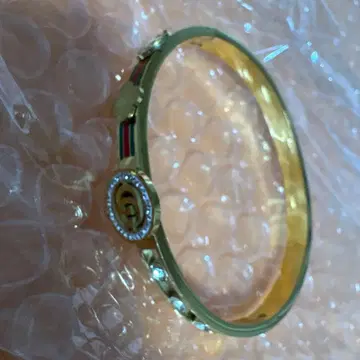 로고 스톤 부착 골드 뱅글