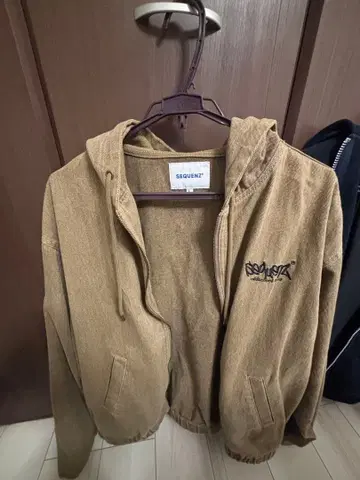 SQUENZ 브라운 후드 부착 후드티