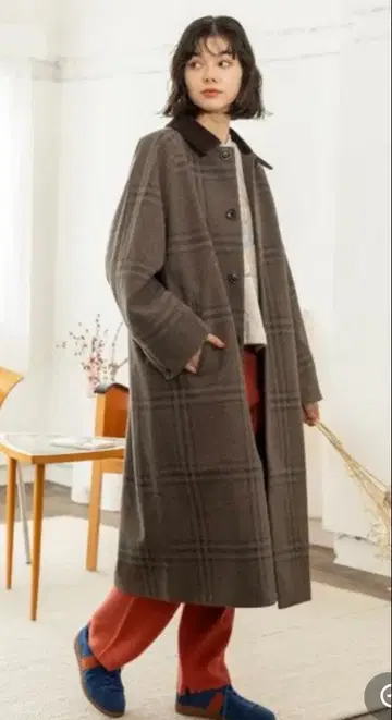 브라운 계열 체크 무늬 롱 코트