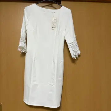 화이트 레이스 포함 타이트 드레스