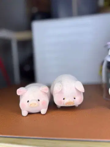Lulu 돼지 피규어 세트 2점 얼룩 있음