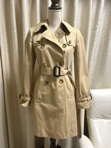 베이지 더블 브레스트 트렌치코트