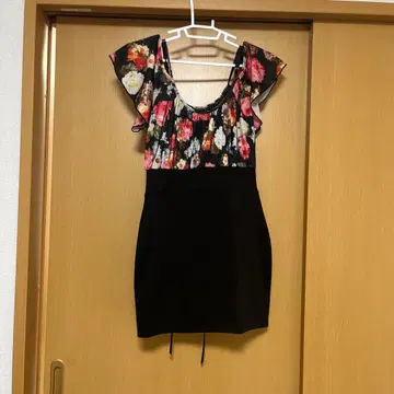 CECIL McBEE 플라워 프린트 슬리브리스 원피스