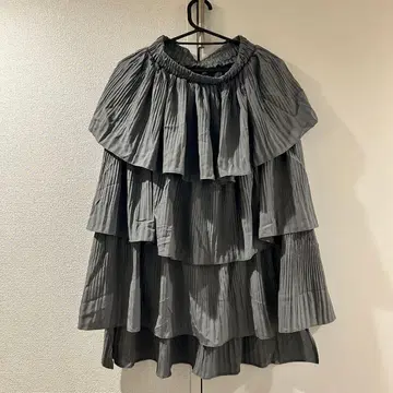 프릴 달린 그레이 플리츠 스커트