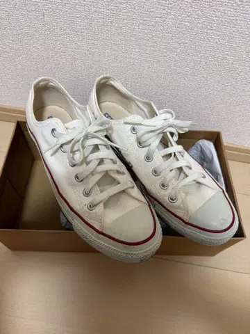 화이트 로우컷 스니커즈