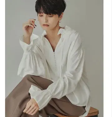 [ 오쿠사 나오코 콜라보 ] 프릴 넥 블라우스