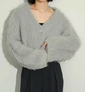 NEUNA 숏 기장 샤기 가디건