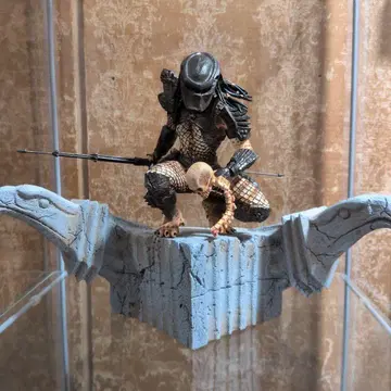 프레데터 피규어 창 포함