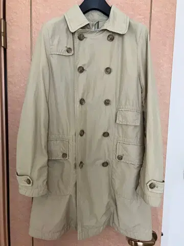 베이지 더블 브레스트 트렌치코트