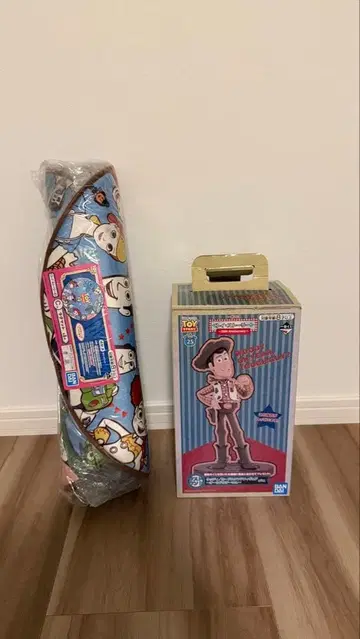 우디 피규어와 러그 매트 세트