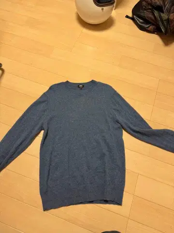 파란색 크루넥 니트 스웨터