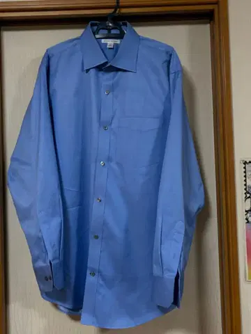 라이트 블루 긴팔 셔츠 가슴 포켓 부착