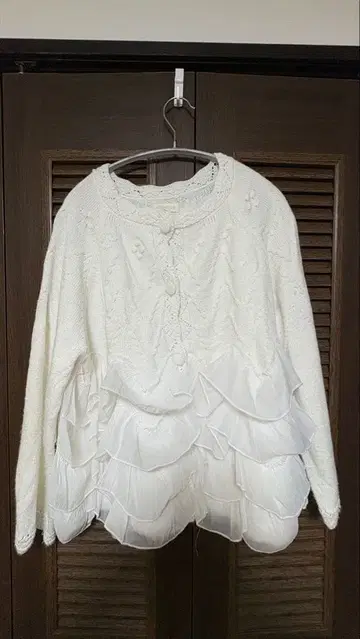 프릴 장식 화이트 니트 스웨터 LOVE MORE SELF