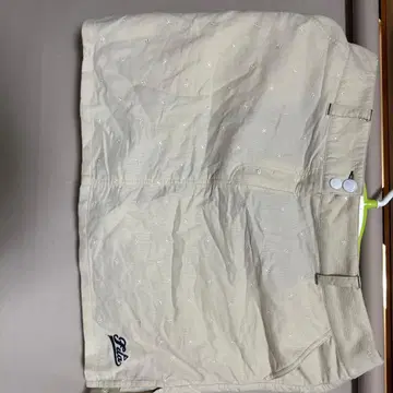 휠라 자수 베이지 스커트