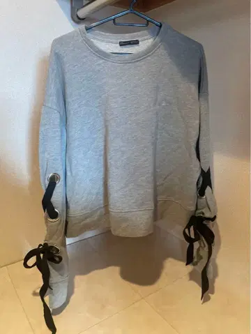ZARA 리본 포함 그레이 맨투맨