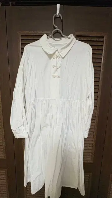 화이트 버튼 긴팔 셔츠 merry jenny