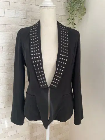 스터드 장식 블랙 테일러드 자켓