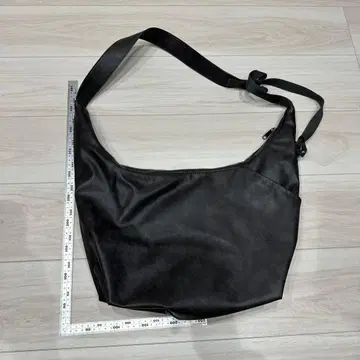 진한 그레이 합성 피혁 숄더백