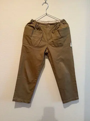 카키 캐주얼 팬츠 샌들 장식 포함