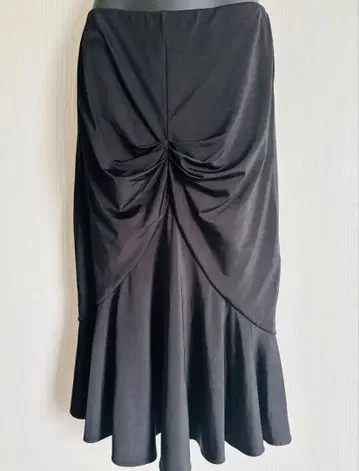 에스판 살바도르, 무릎 기장 라틴 스커트