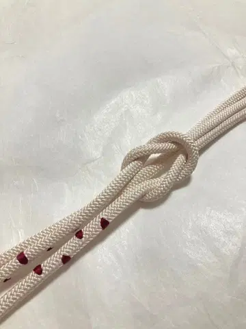 [와타케이] 화이트 허리띠 빨간색 장식