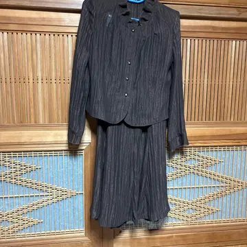 다크 브라운 스트라이프 패턴 정장 세트