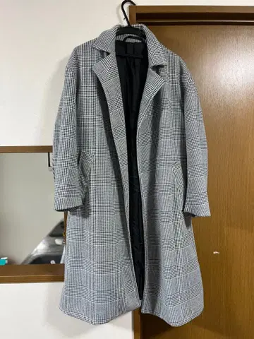 그레이 계열 체크 체스터 코트