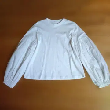 미라 오웬 니트 베스트와 포원 소매의 앙상블