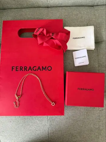 [ 거의 미사용 ] FERRAGAMO 간치니 크리스탈 목걸이(S)