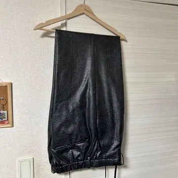 인조 가죽 HARE 블랙 팬츠 크로커다일 패턴