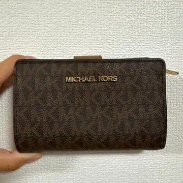 MICHAEL KORS 이단 접이식 지갑 브라운