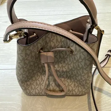 Michael Kors 모노그램 버킷 백
