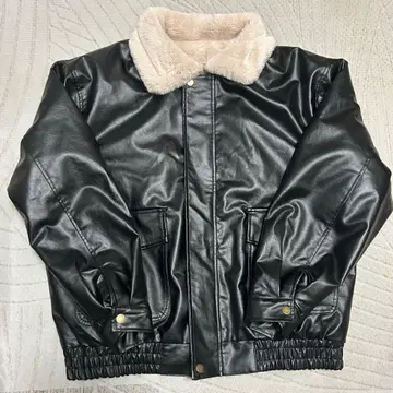 퍼 달린 블랙 가죽 자켓